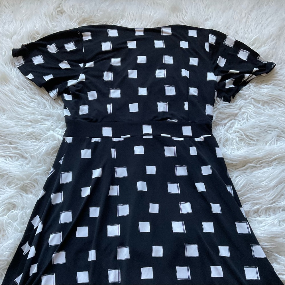 Ann Taylor Black & White Short Sleeve Fit & Flair Faux Wrap Dress - Picture 7 of 8
